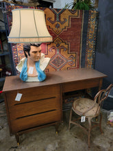 Load image into Gallery viewer, Elvis Bust Lamp
