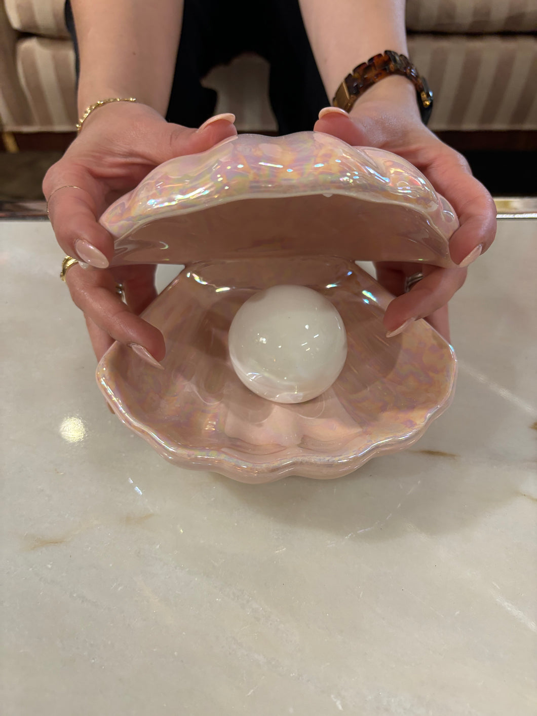 Clam Shell with Pearl Light