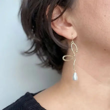Load image into Gallery viewer, Doodle Line Baroque Pearl Earrings

