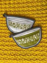 Load image into Gallery viewer, Pyrex Potholders
